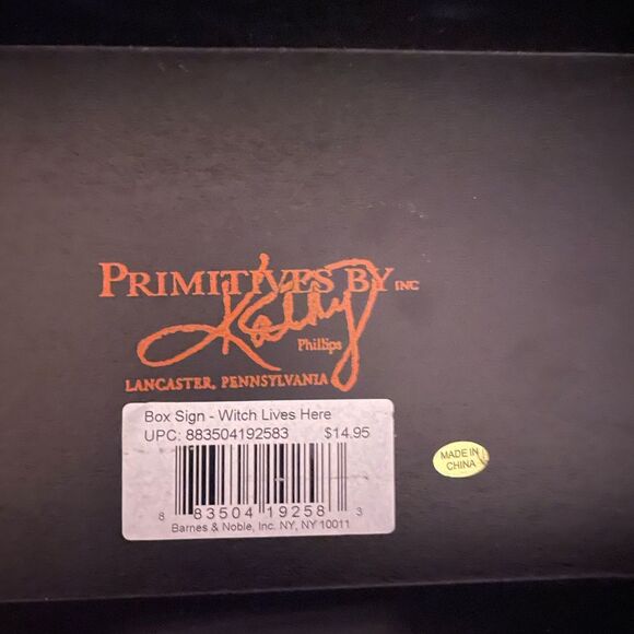 🆕 A Witch Lives Here W/Her Little Monsters Stand Alone Wooden Sign Orange & Blk - Picture 3 of 5